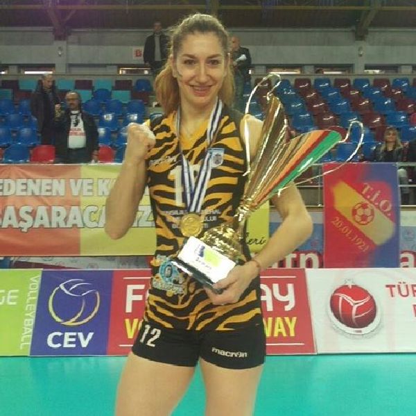 RĂSPUNS LA GHICITOARE: Singura voleibalistă română prezentă în 3 semifinale de cupe europene este…