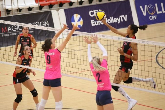 ‍🦰 #VOLEI #FEMININ #TURNEU #BUCUREȘTI 🤍 Echipa de volei feminin ”U” NTT DATA Cluj…