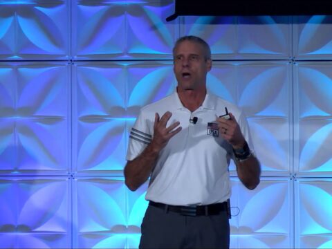 VOLEI ROMÂNIA, SEMINAR PENTRU ANTRENORI * Despre psihologia echipei de volei cu Karch Kiraly