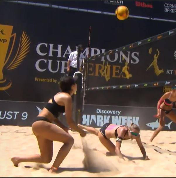 Să ne delectăm cu volei de plajă urmărind acest superb schimb de mingi!