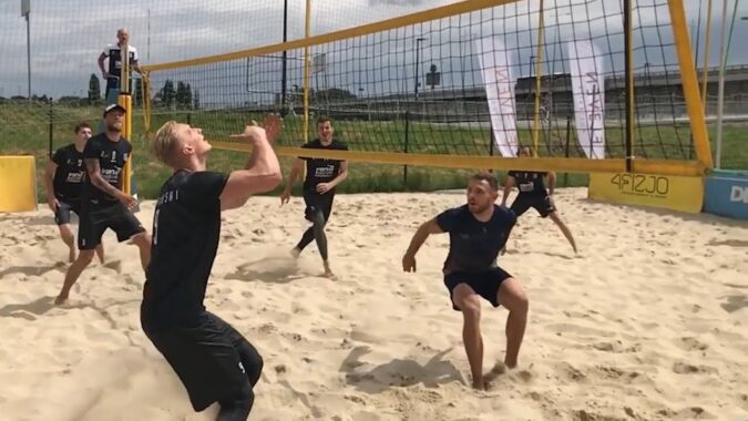 # POLONIA INVENTEAZĂ O COMPETIȚIE CA RECLAMĂ PENTRU VOLEI În Polonia, oamenii de volei…