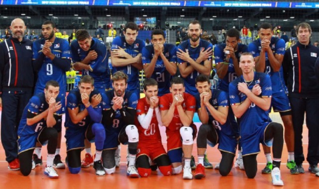 Vișăneii do Brazil : Volei în izmene! Să nu creadă cineva că prostia e…