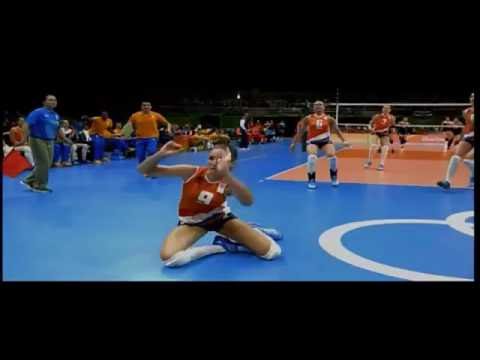 Antrenorul Guidetti (Olanda (F)) aleargă cu echipa ca să recupereze mingea! :)
